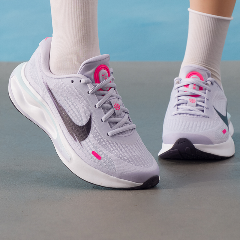 ナイキ レディースシューズ オリジナル 軽量 通気性 フィッ - Lightweight Road Running Shoes のレビューと価格